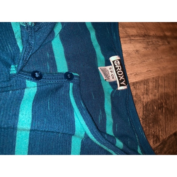 🌺 .•SALE•. Roxy Blue striped top - Picture 3 of 3